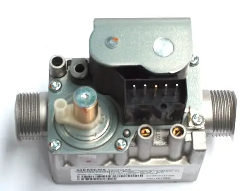 Gasventil von Daikin mit mehreren Anschlüssen und einer elektrischen Verbindung, montiert auf einem Metallgehäuse.